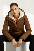 Abrigo de mujer con capucha ajustable